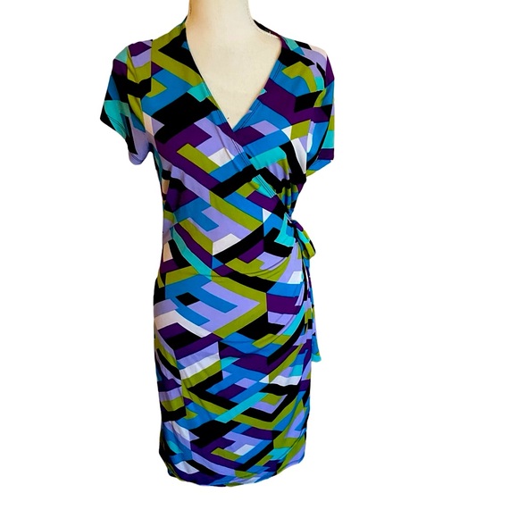Emma & Michele Dresses & Skirts - Emma & Michele Wrap Dress purple Green geometric print short sleeves size large
